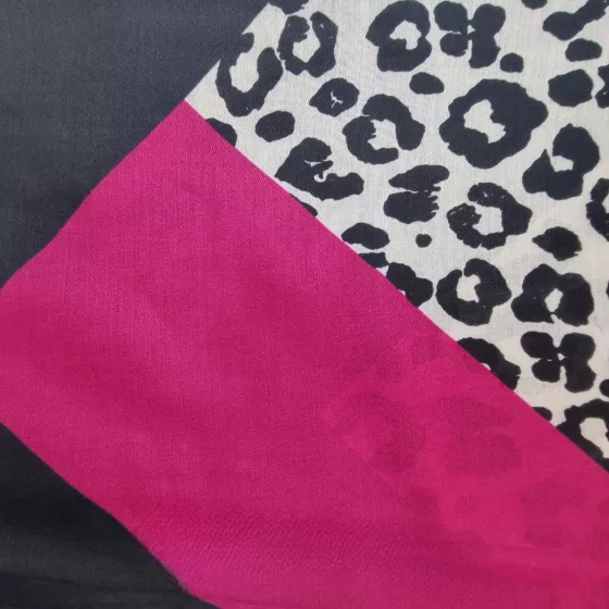 Geschmeidiger Herbstschal mit Leoparden Druck pink 'abstract leo'